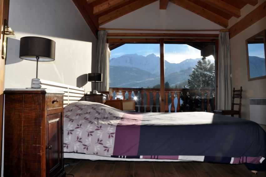 Chambre "Mont Blanc" avec lit double (160cms) à l'étage, balcon privé et une magnifique vue sur le Mont Blanc.