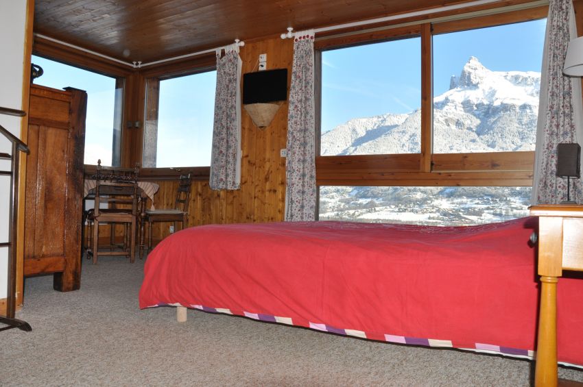 Chambre panoramic au rdc avec salle de bain (baignoire) privative. Vue sur les Aravis et les Aiguilles de Varens. Lit en 160cms. Maintenant avec véritable plancher en poisier.