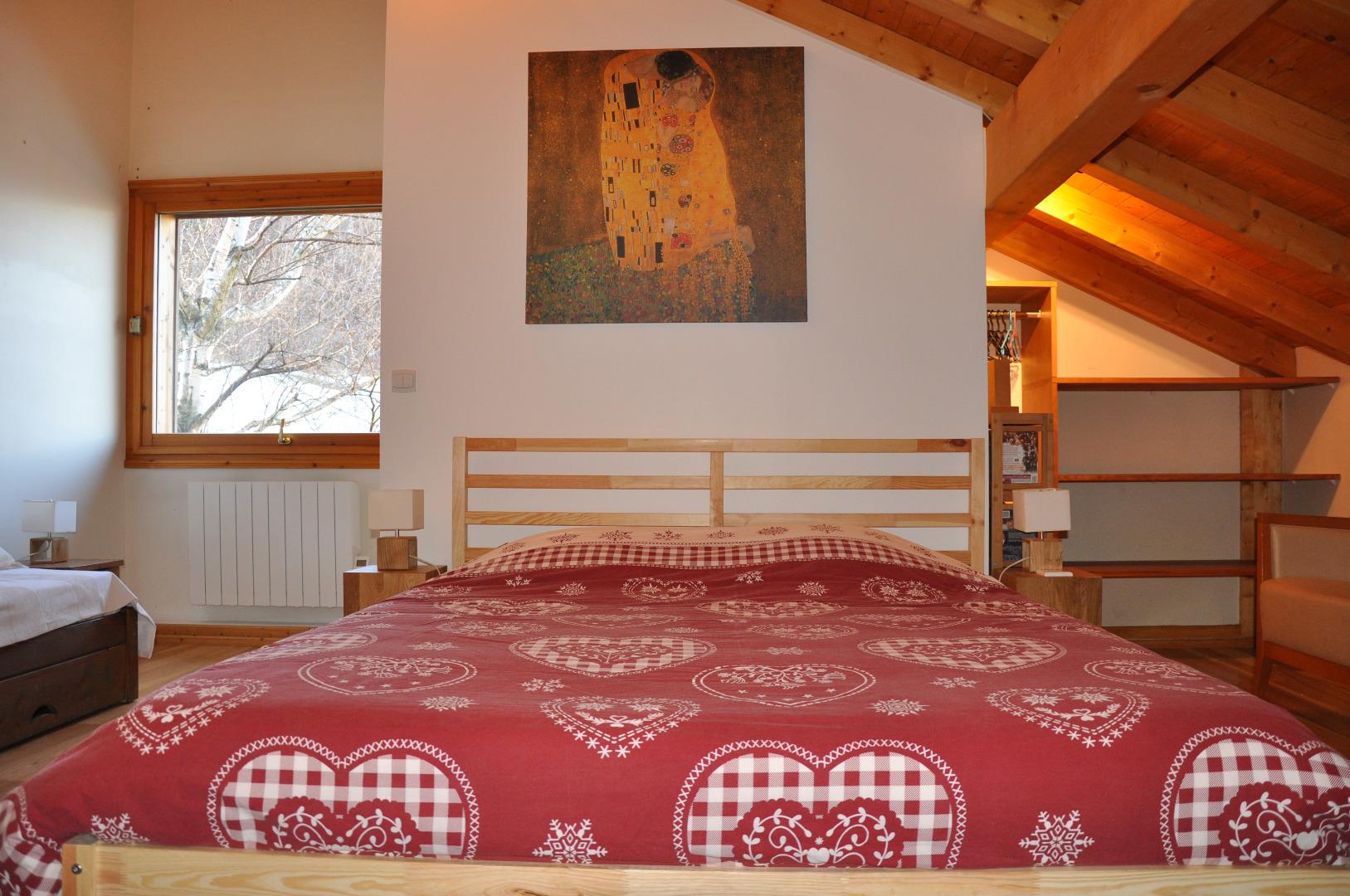 Chambre familiale avec un grand lit double (160cms) et 2 lits simples. Sale de bain privative avec douche. Home Cinéma. 4m*3m.