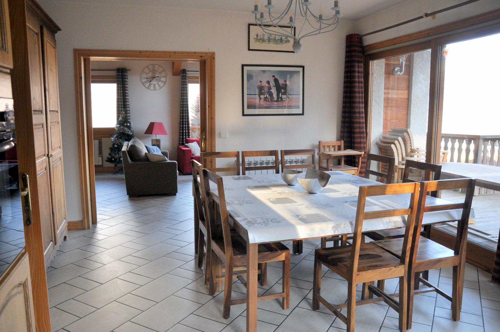 Salle à manger avec table carrée pour 10 personne