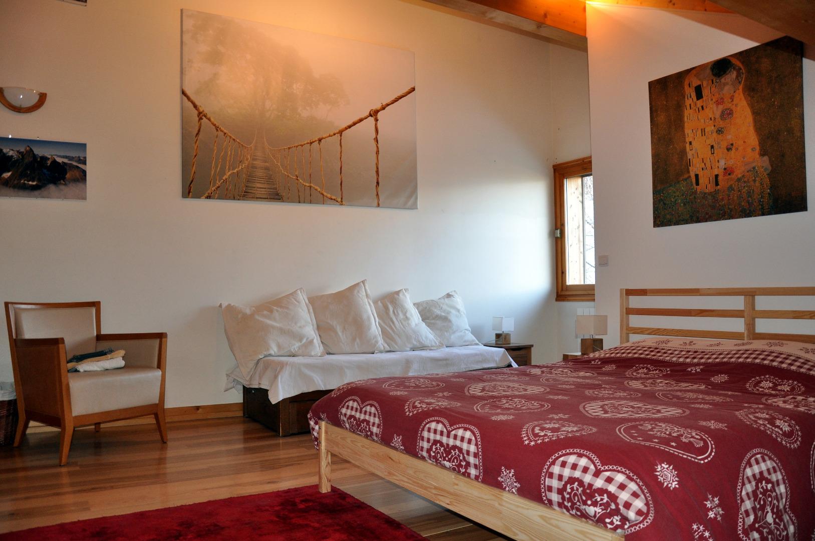 Chambre familiale (1 lit double et 2 lits simples). Sdb privative (douche)