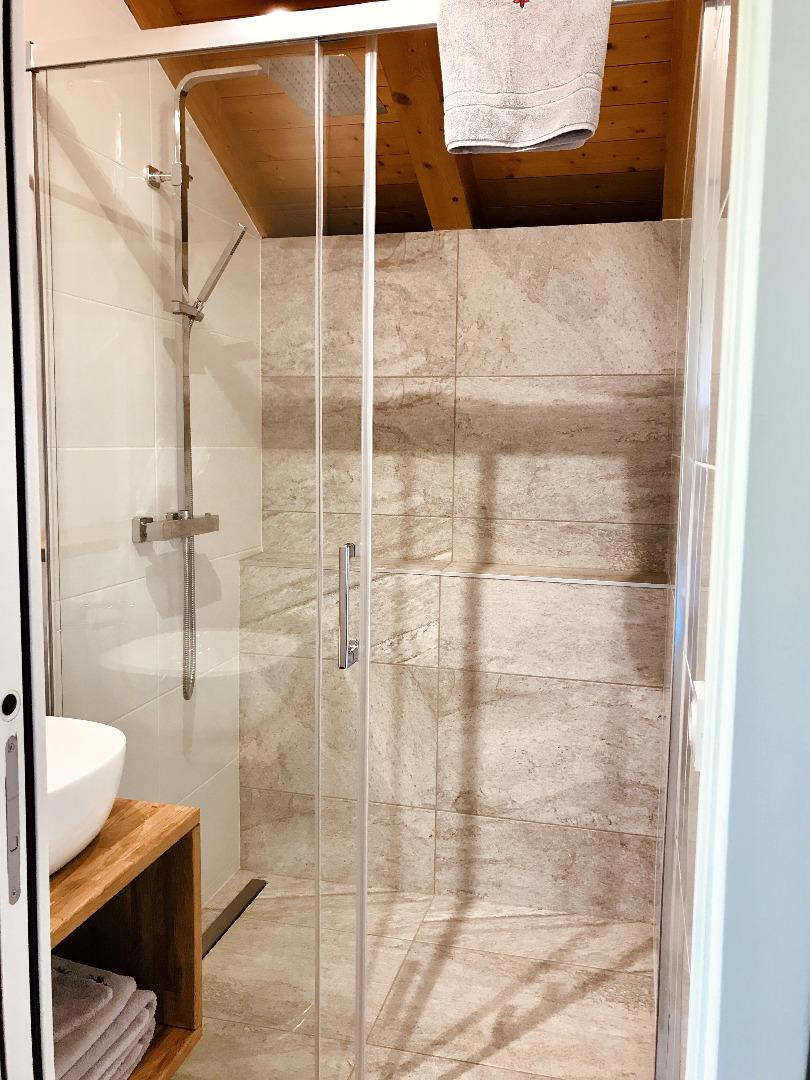 Salle de bain privative de la chambre familiale