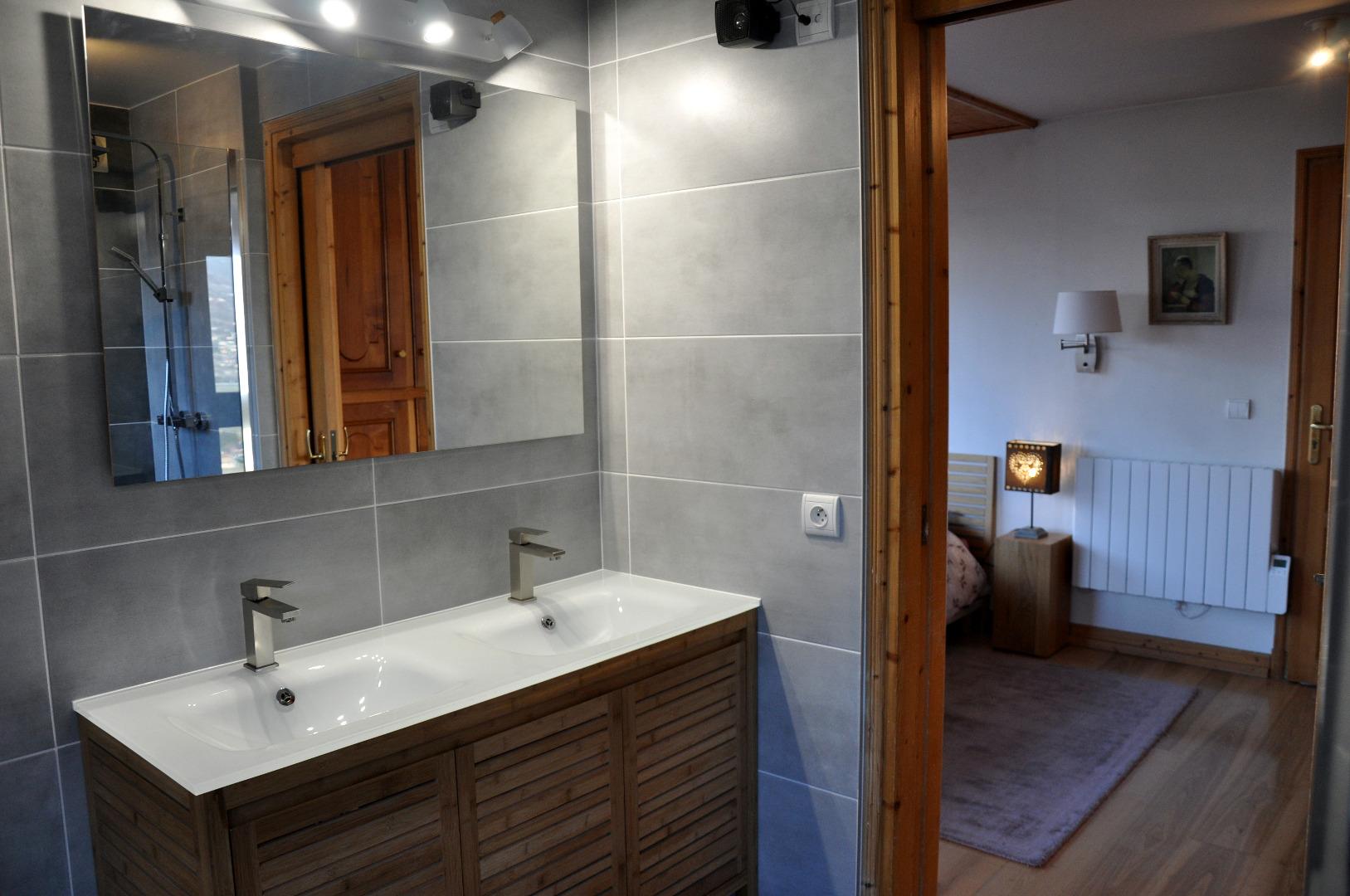 Salle de bain privative de la chambre panoramique au rez de chaussée