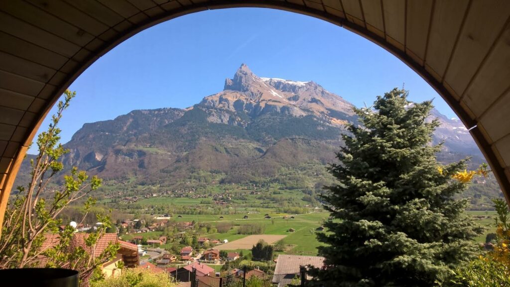 Sauna traditionnel et panoramique en bois face aux aiguilles de Varens